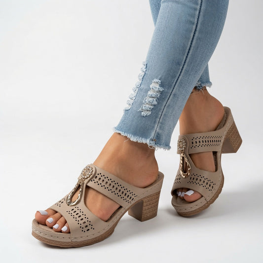 Jourdane™ — Zapatilla de tacón grueso, punta abierta, detalles decorativos y hebilla.