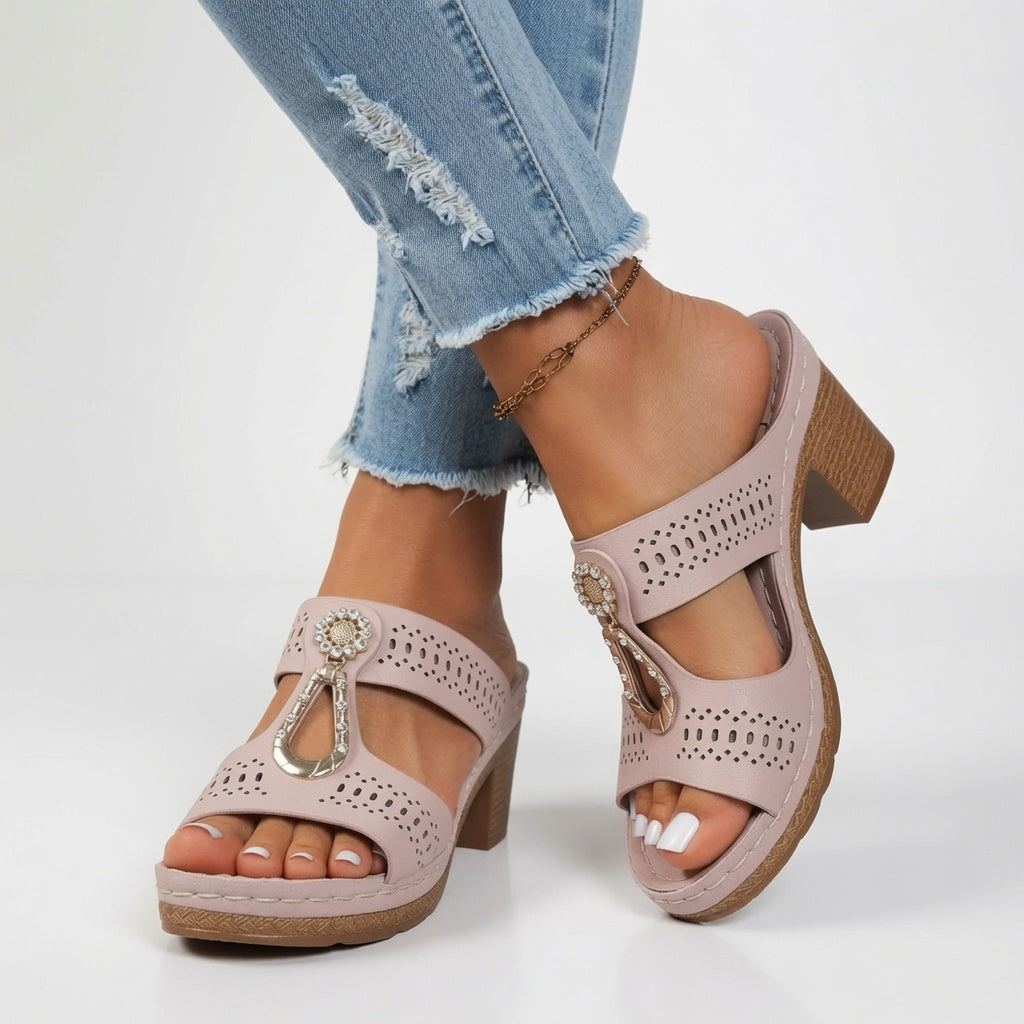 Jourdane™ — Zapatilla de tacón grueso, punta abierta, detalles decorativos y hebilla.