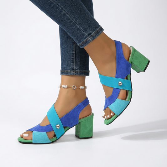 Colorine™ — Sandalia de tacón grueso con diseño «color block» y una atrevida correa al tobillo