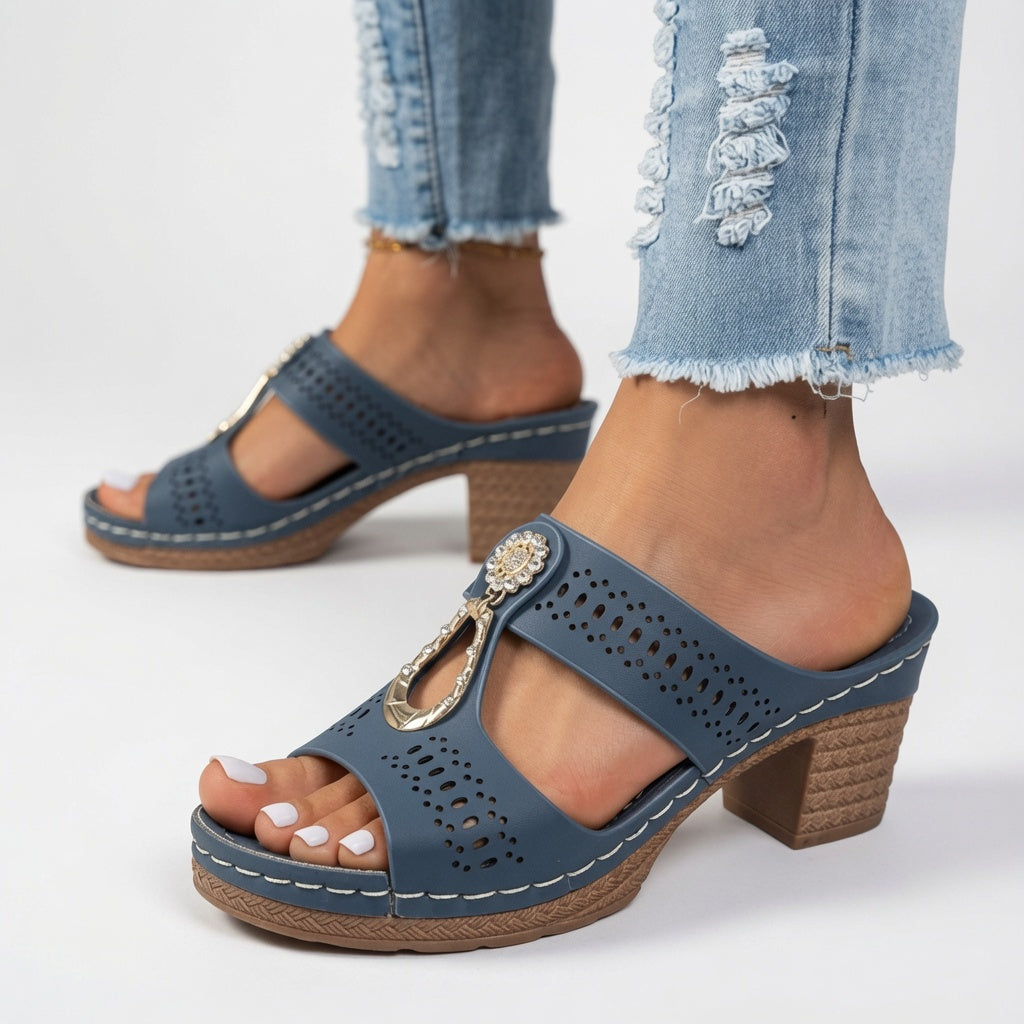 Jourdane™ — Zapatilla de tacón grueso, punta abierta, detalles decorativos y hebilla.