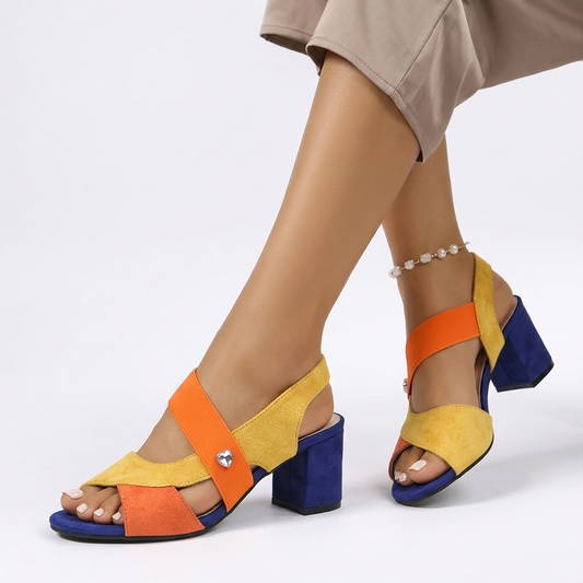 Colorine™ — Sandalia de tacón grueso con diseño «color block» y una atrevida correa al tobillo