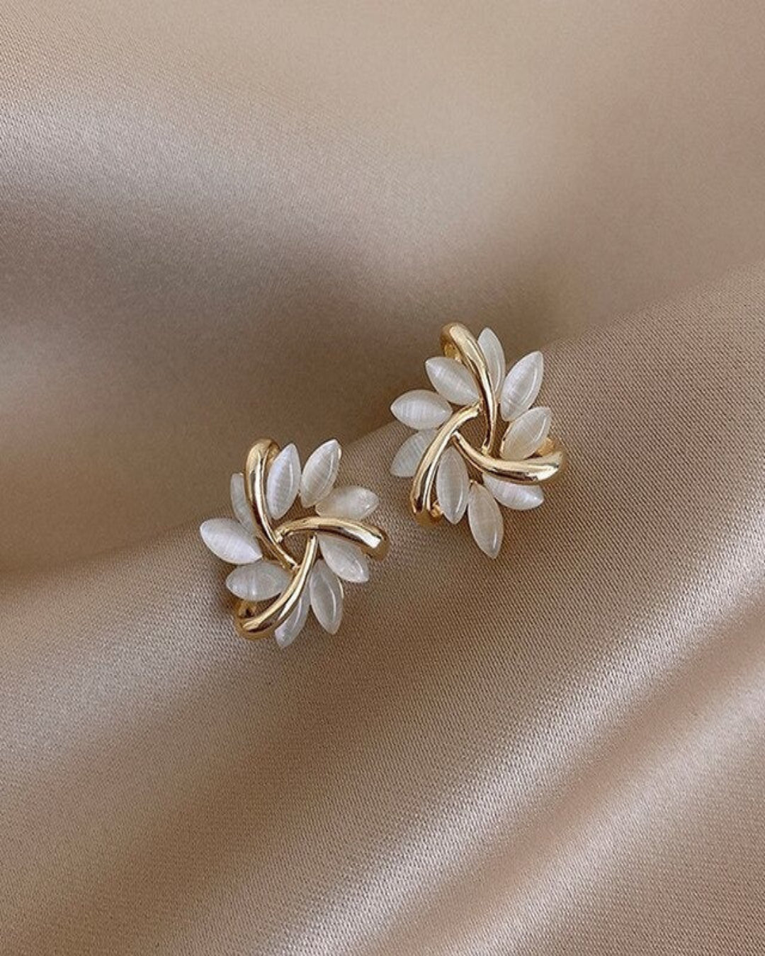 Lujo| Pendientes Blancos Con Ópalo En Oro