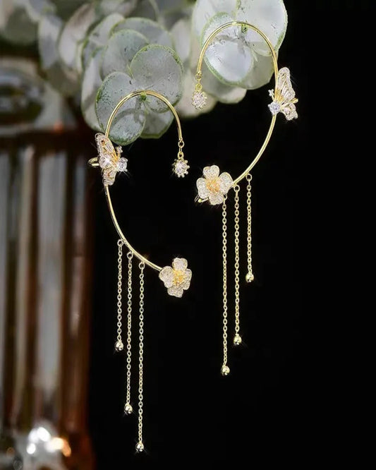 Less| Pendientes sencillos con mariposas, flores y borlas: elegantes y cómodos.